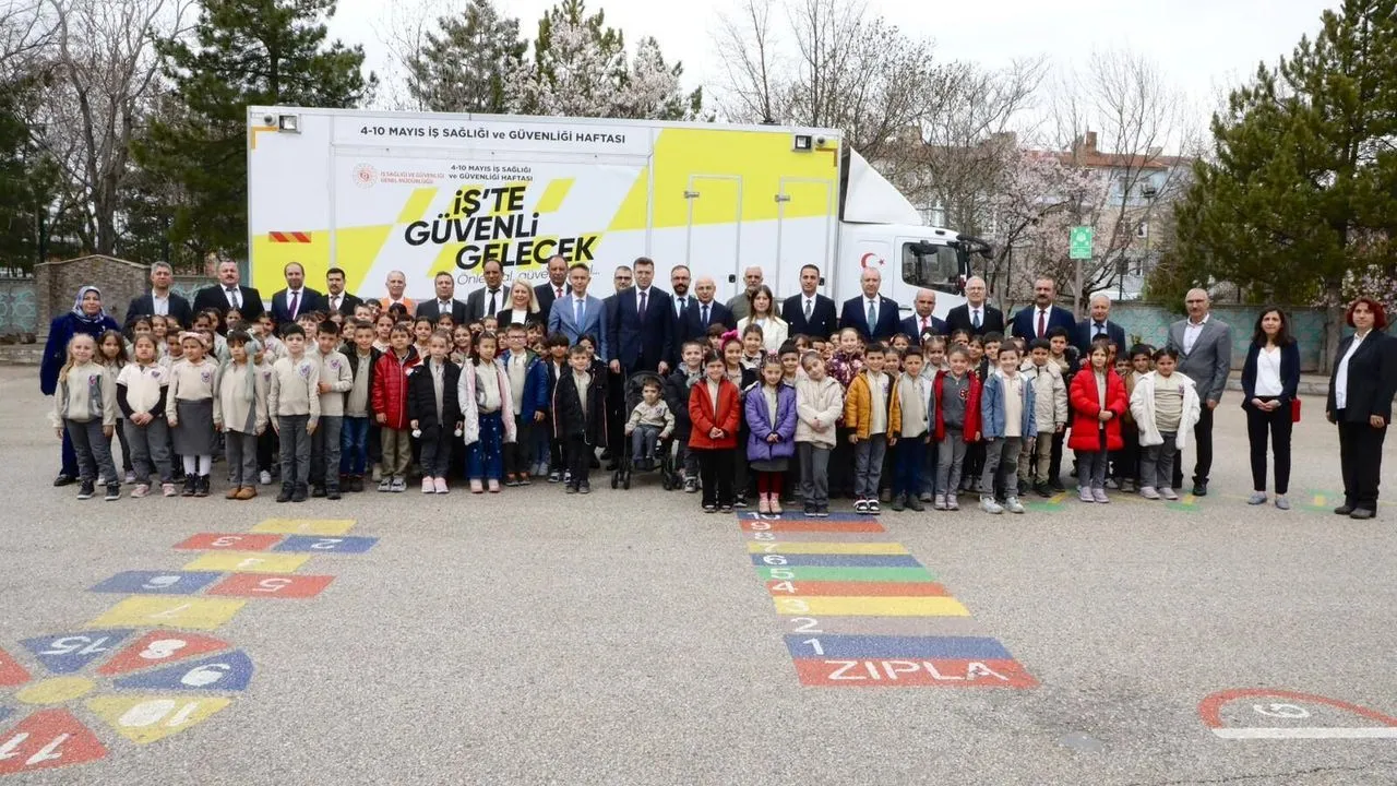 Behzat Ecemiş İlkokulu'nda 'İş’te Güvenli Gelecek Tırı' Etkinliği Düzenlendi