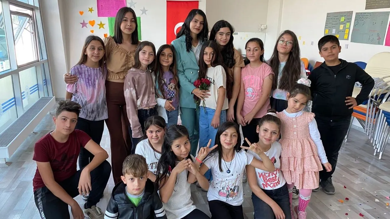 Öğrencilerden Öğretmenleri için Özel Şiirli Sürpriz