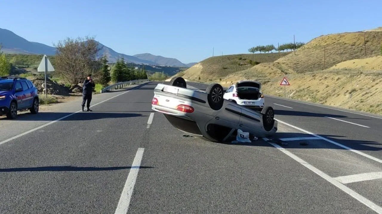 Malatya'da Kontrolden Çıkan Otomobil Takla Atıp Ters Döndü