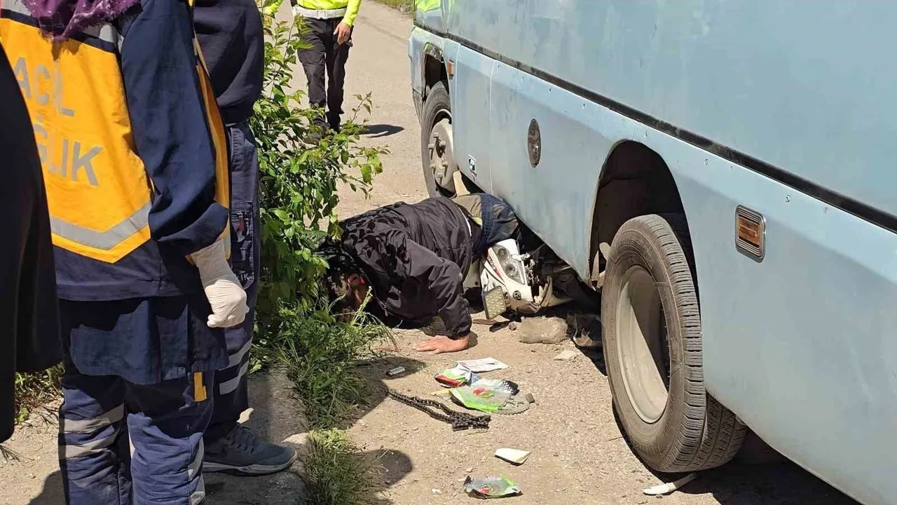 Minibüsün Altında Can Pazarı: Motosikletli Yaralı Kurtarıldı