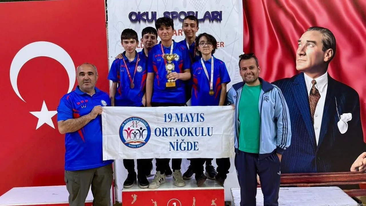 19 Mayıs Ortaokulu Dart Şampiyonasında Türkiye 3’üncüsü Oldu