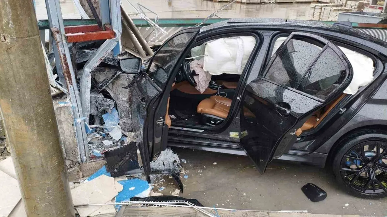 Otomobil Yoldan Çıktı: 2 Kişi Yaralandı