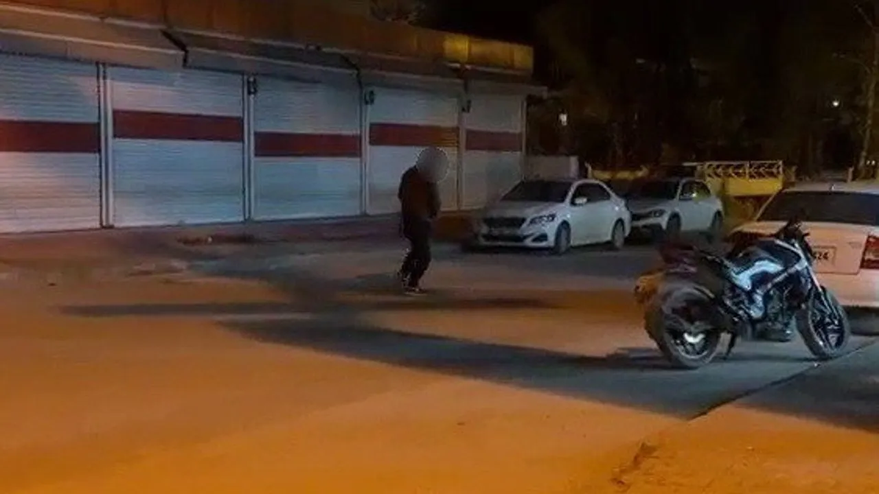 Adıyaman'da Madde Bağımlısı Cadde Ortasında Yalpalayarak Yürüdü