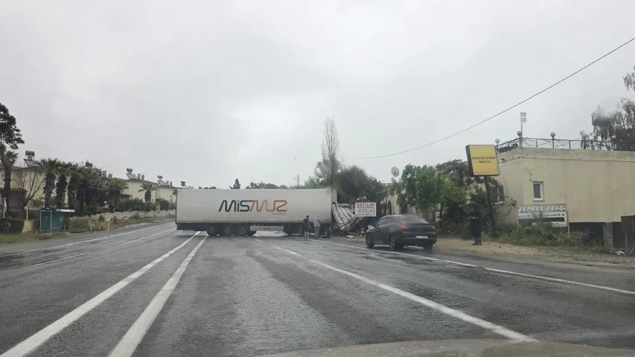 Yağışlı Hava Kazayı Getirdi: Tır Karşı Şeride Geçti