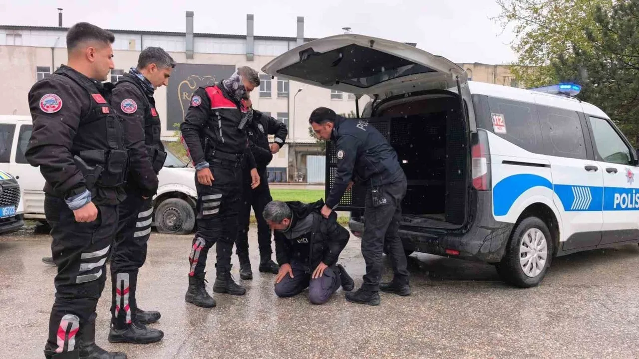 Ehliyetsiz Sürücü Polise Mukavemet Gösterince Biber Gazı Yedi