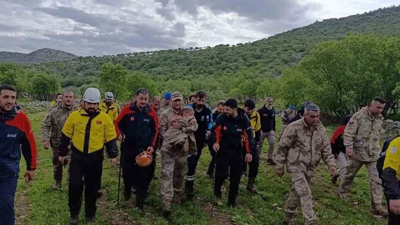 Mehmetçik'ten Duygulandıran Hareket: Kayıp Kızın Üşümemesi İçin Askerden Mont Hediyesi