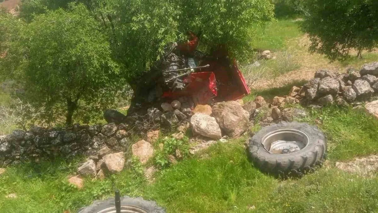 Traktör Uçuruma Yuvarlandı, Sürücü Atlayarak Kurtuldu