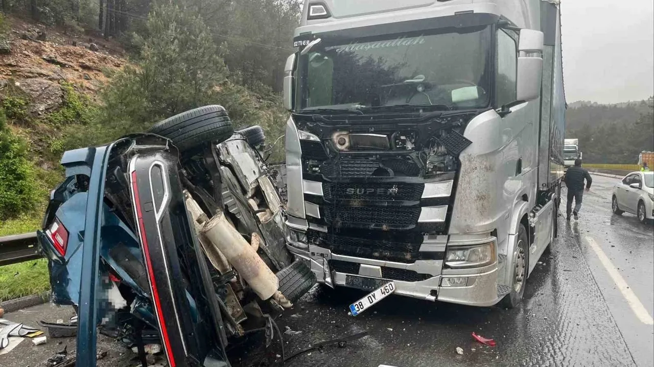 Mersin'de 3 aracın karıştığı kazada 1 kişi hayatını kaybetti