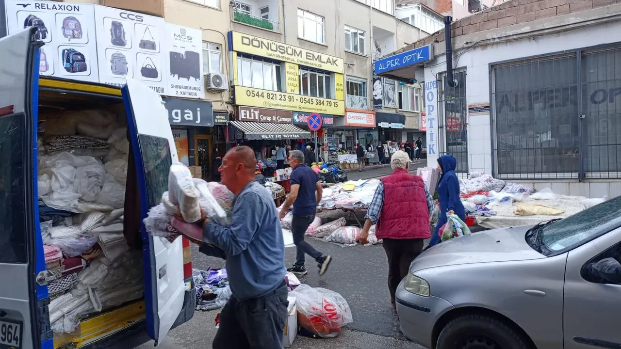 Niğde'de Yağmur Bastırdı, Pazarcı Esnafı Brandalara Sarıldı
